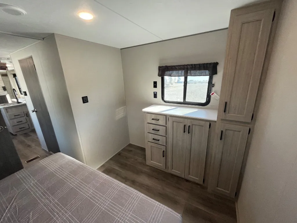 2026 Coachmen Catalina Legacy Edition 343BHTS (2 Queen Beds), Photos photo 38