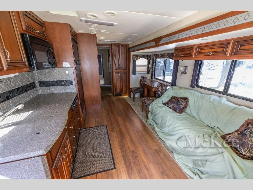 2013 Newmar Canyon Star 3920 - Photo 2