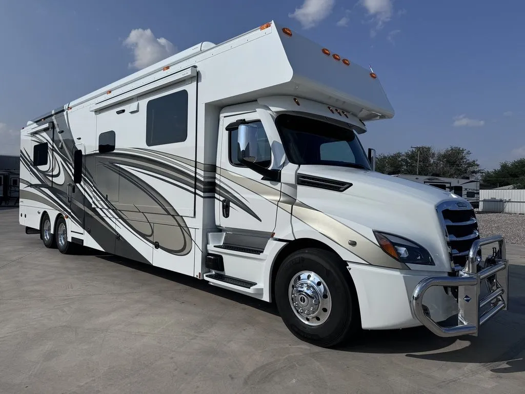 2025 Renegade RV Classic 45CMR - Photo 2