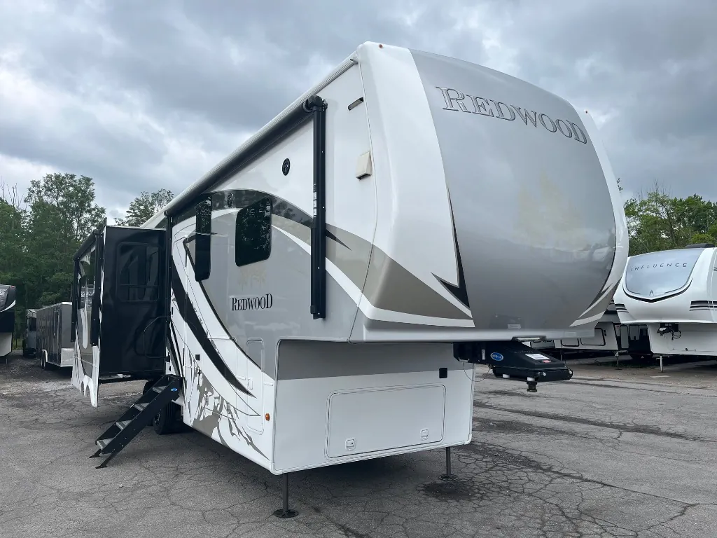 2021 CrossRoads Redwood 3401RL - Photo 2