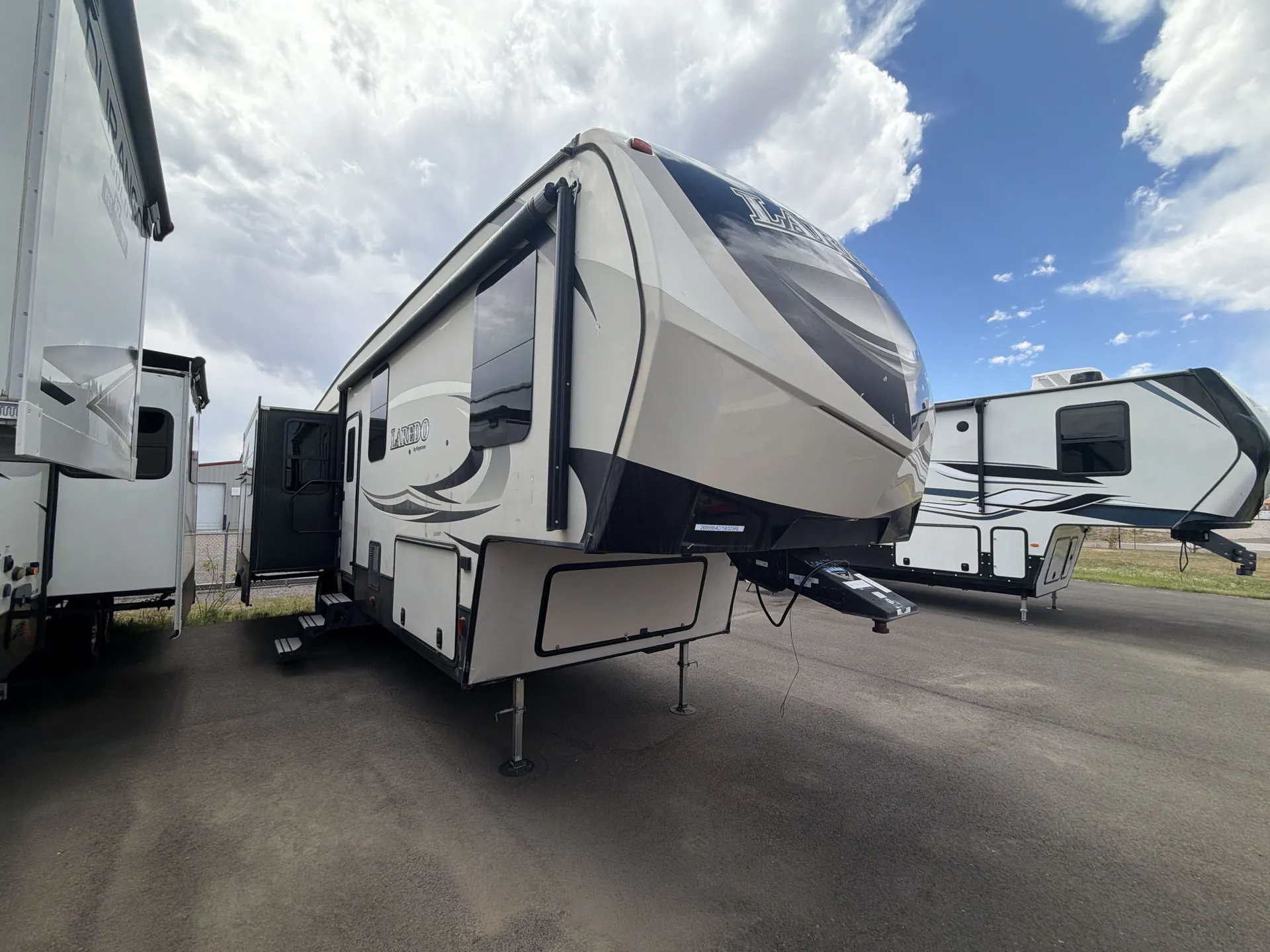 2019 Keystone Laredo 325RL - Photo 2