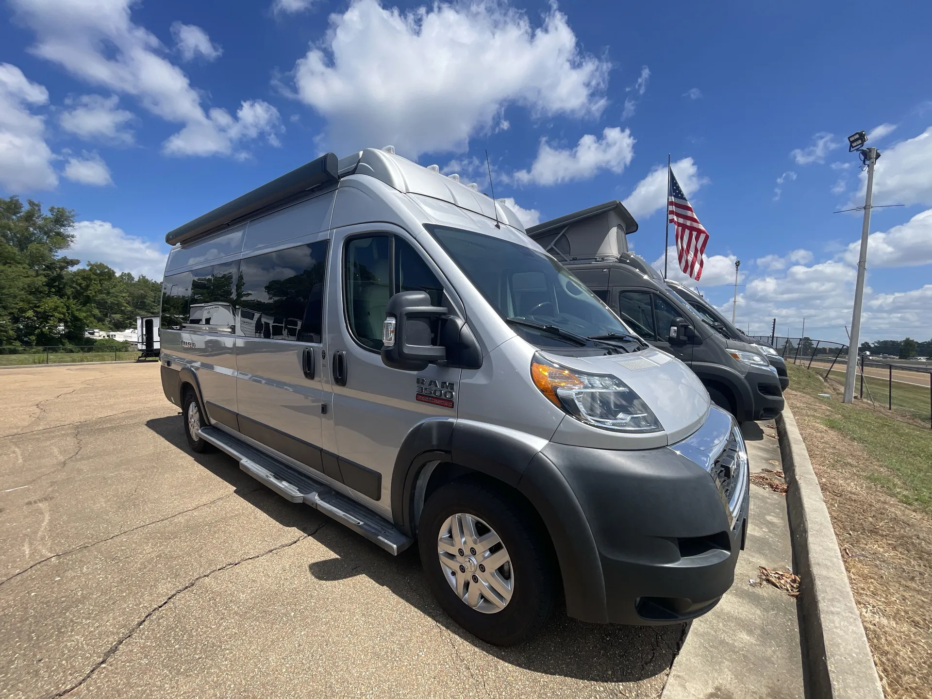 2022 Thor Motor Coach Tellaro 20AT - Photo 2