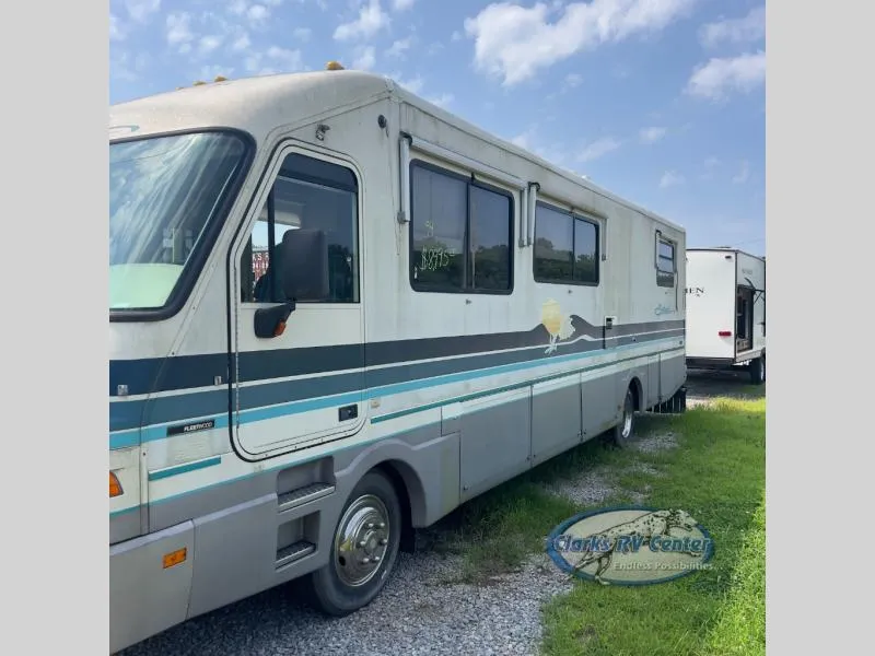 1994 Fleetwood RV southwind Used    SOUTHWIND 230 turbo diesel. - Photo 2