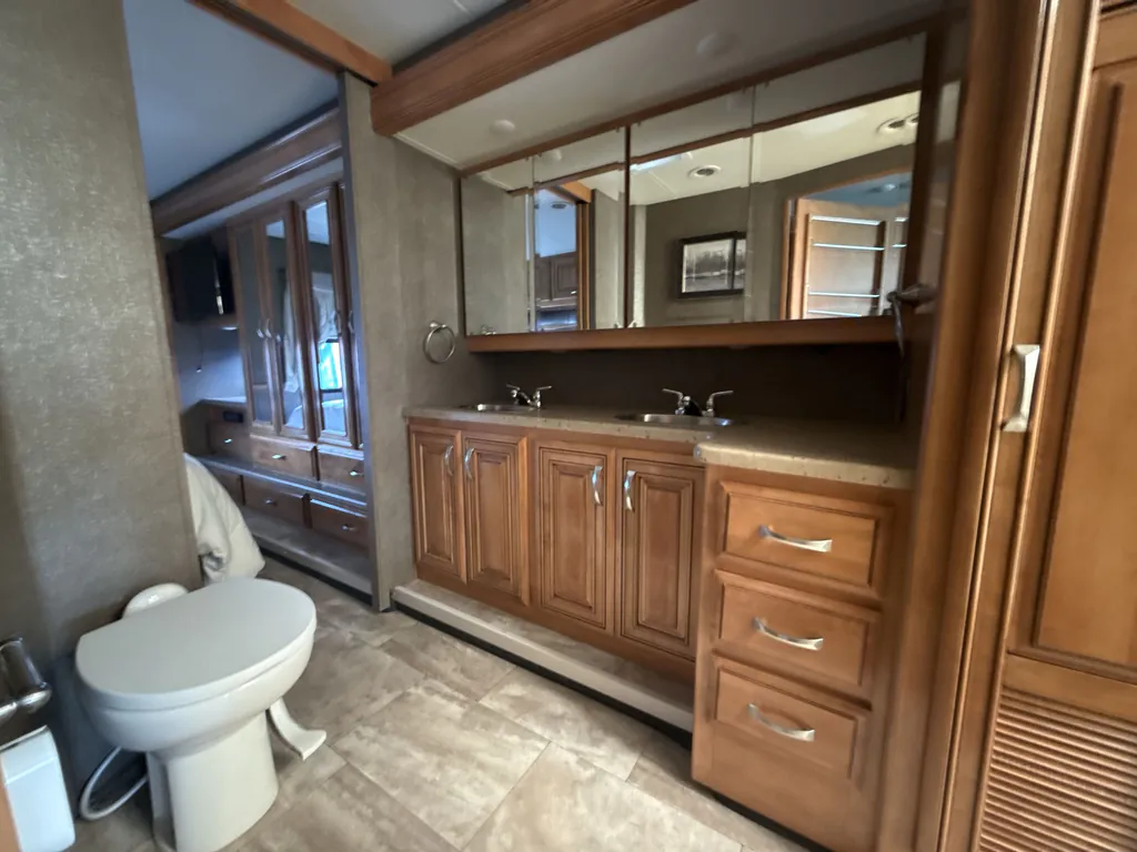 2017 Thor Motor Coach Challenger 37YT, Photos photo 39