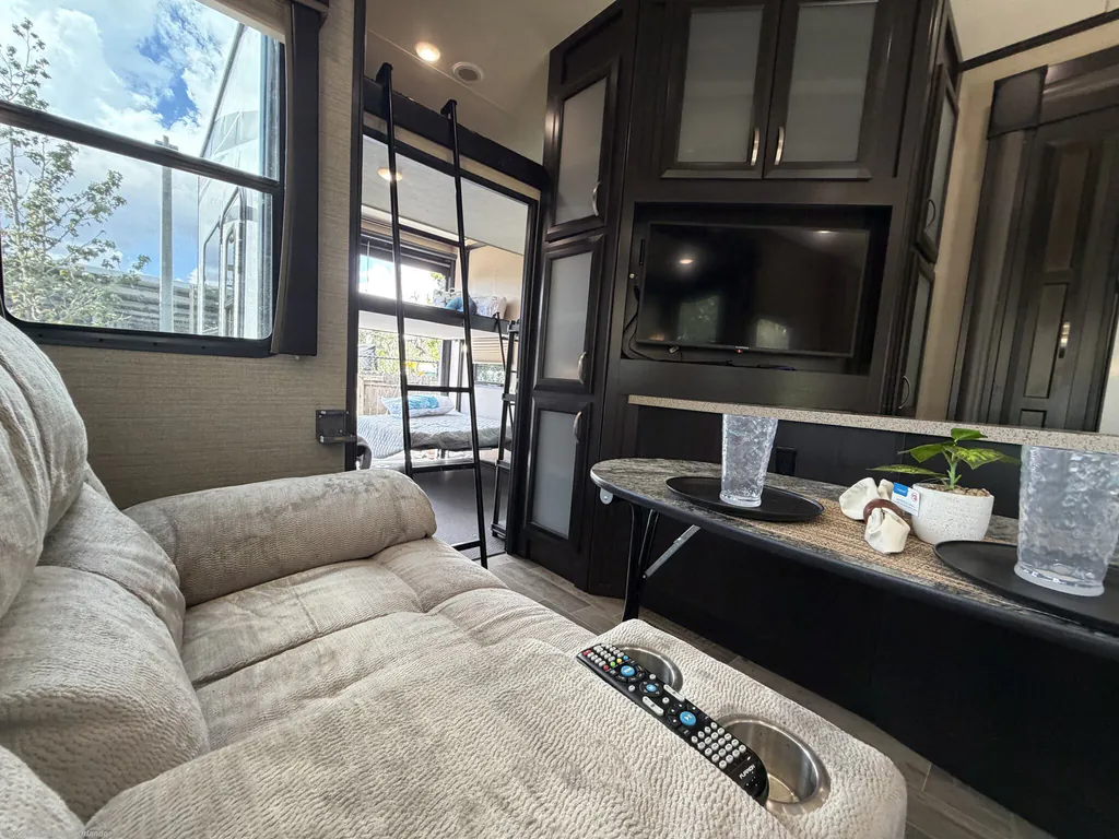 2018 Dutchmen Voltage Triton 3551, Photos photo 7