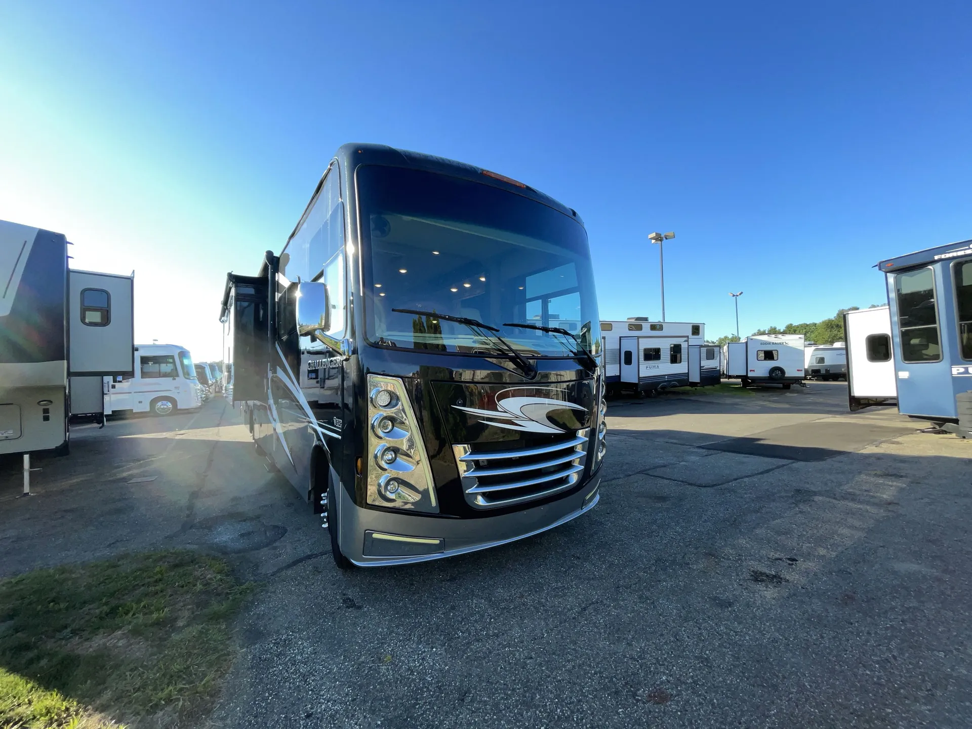 2021 Thor Motor Coach Challenger 37DS - Photo 2