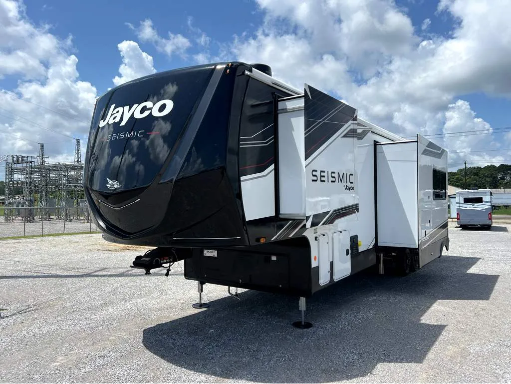 2026 Jayco Seismic 359 - Photo 3