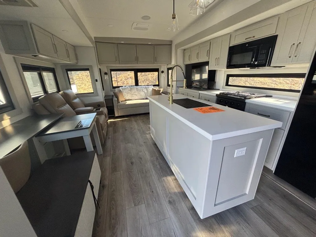 2026 Brinkley Model Z 3600, Photos photo 4