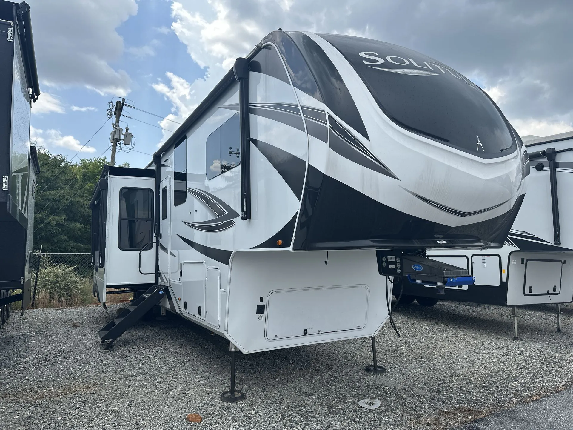2023 Grand Design Solitude 391DL - Photo 2