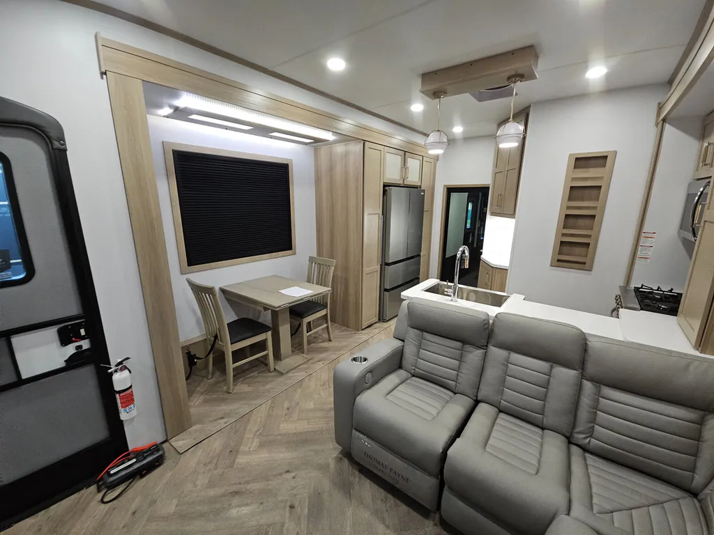 2026 Keystone Raptor 433, Photos photo 6