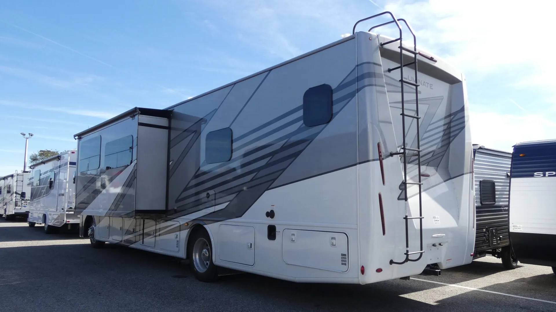 2026 Thor Motor Coach Luminate GG35 - Photo 4