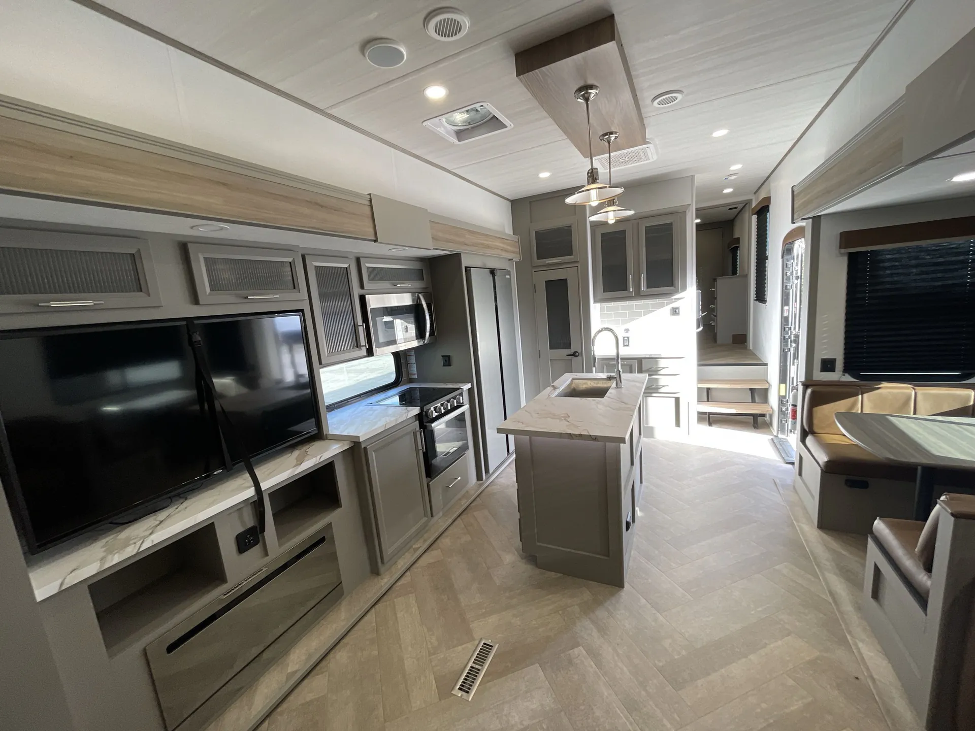 2025 Keystone Sprinter 3920DSL — living area main