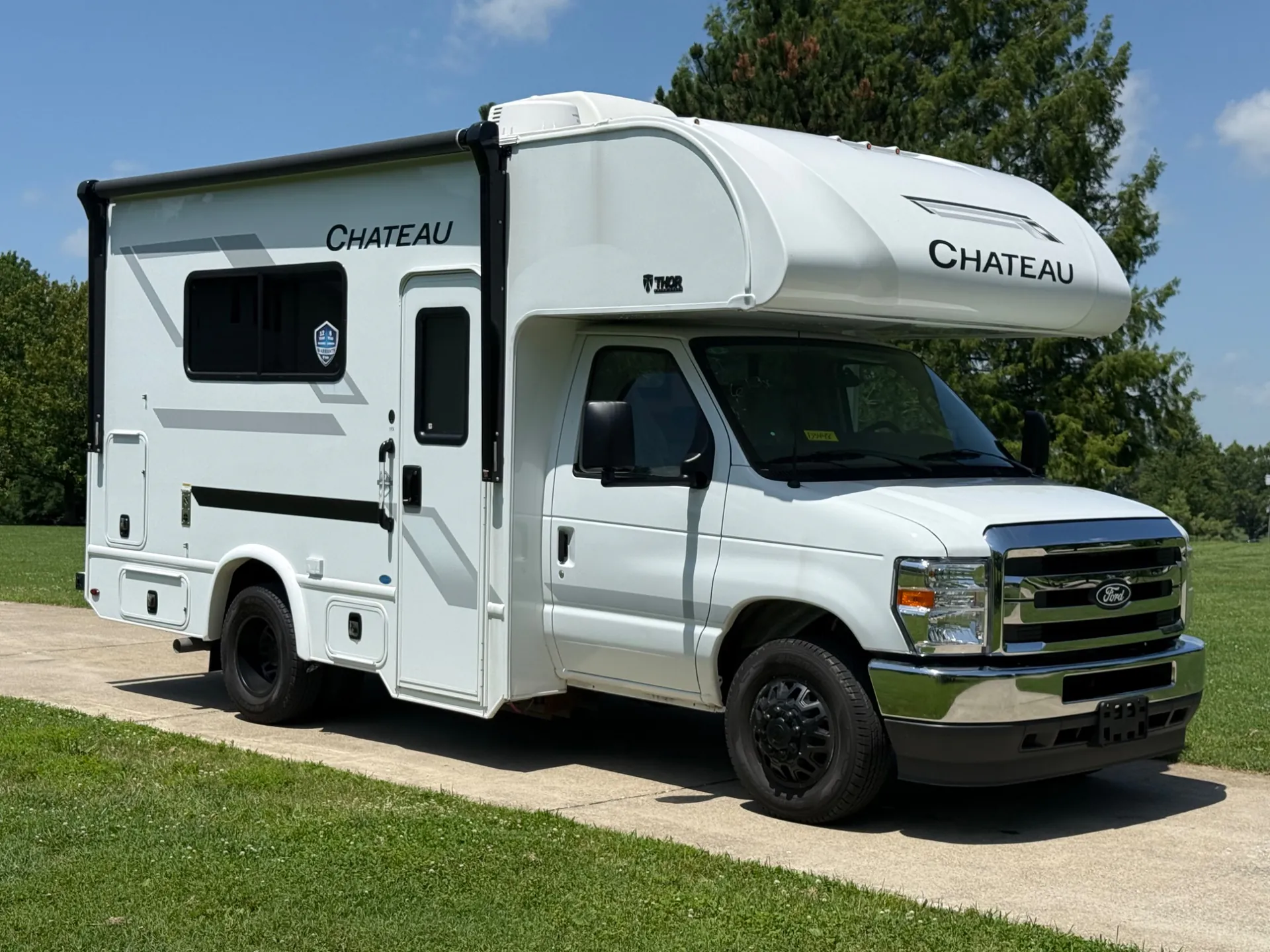2026 Thor Motor Coach Chateau 19X - Photo 2