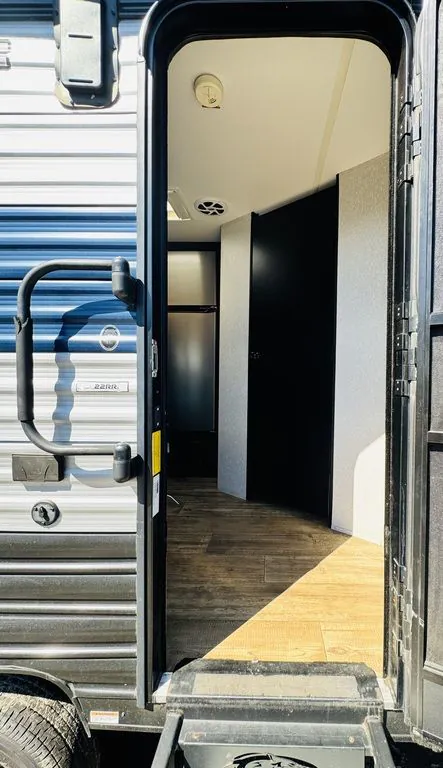 2022 Forest River Cherokee Grey Wolf 22RR — Photo 6