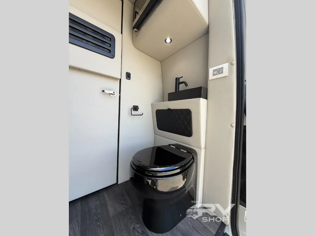 2027 Midwest Automotive Designs Luxe Cruiser D4, Photos photo 21