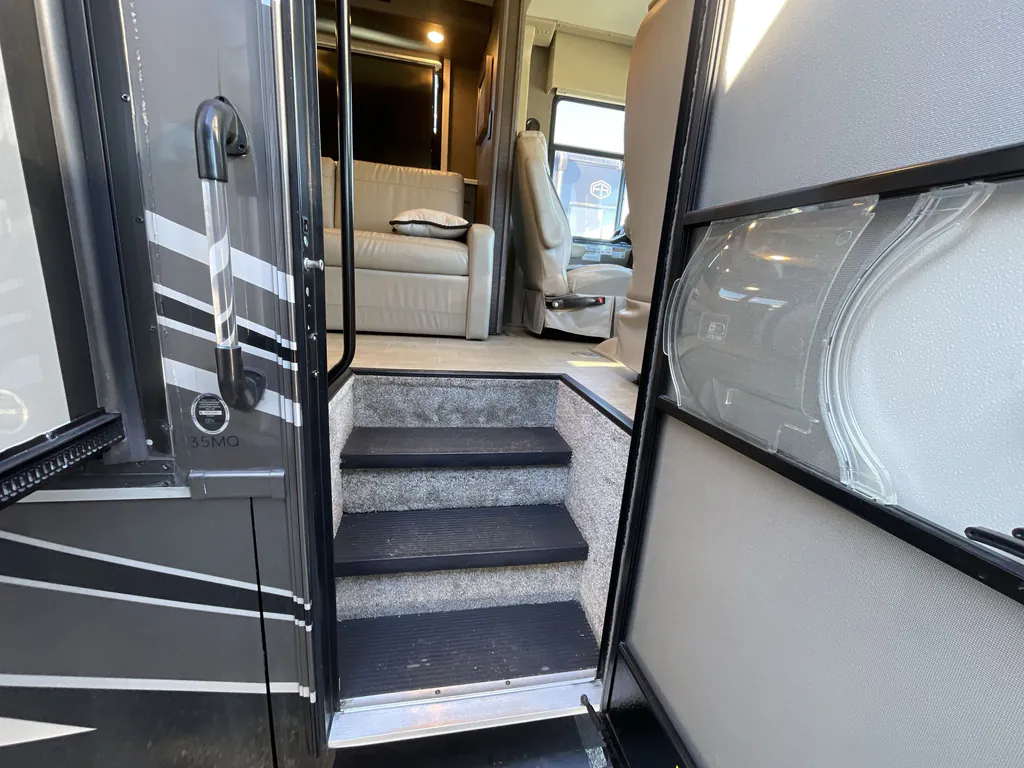 2022 Thor Motor Coach Challenger 35MQ, Photos photo 23