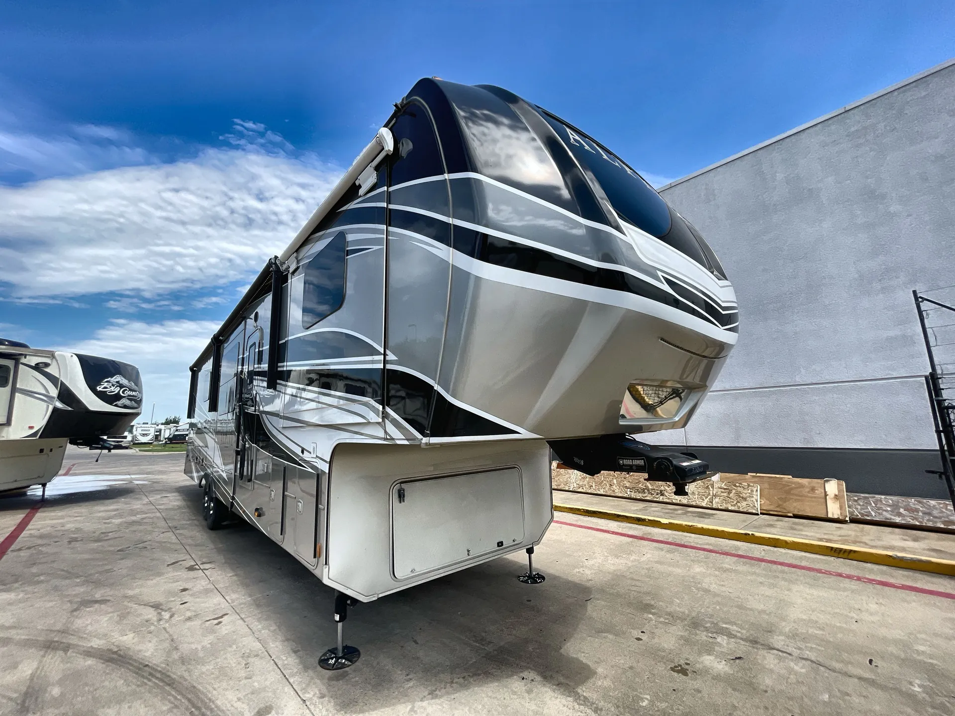 2022 Keystone Alpine 3712KB - Photo 2