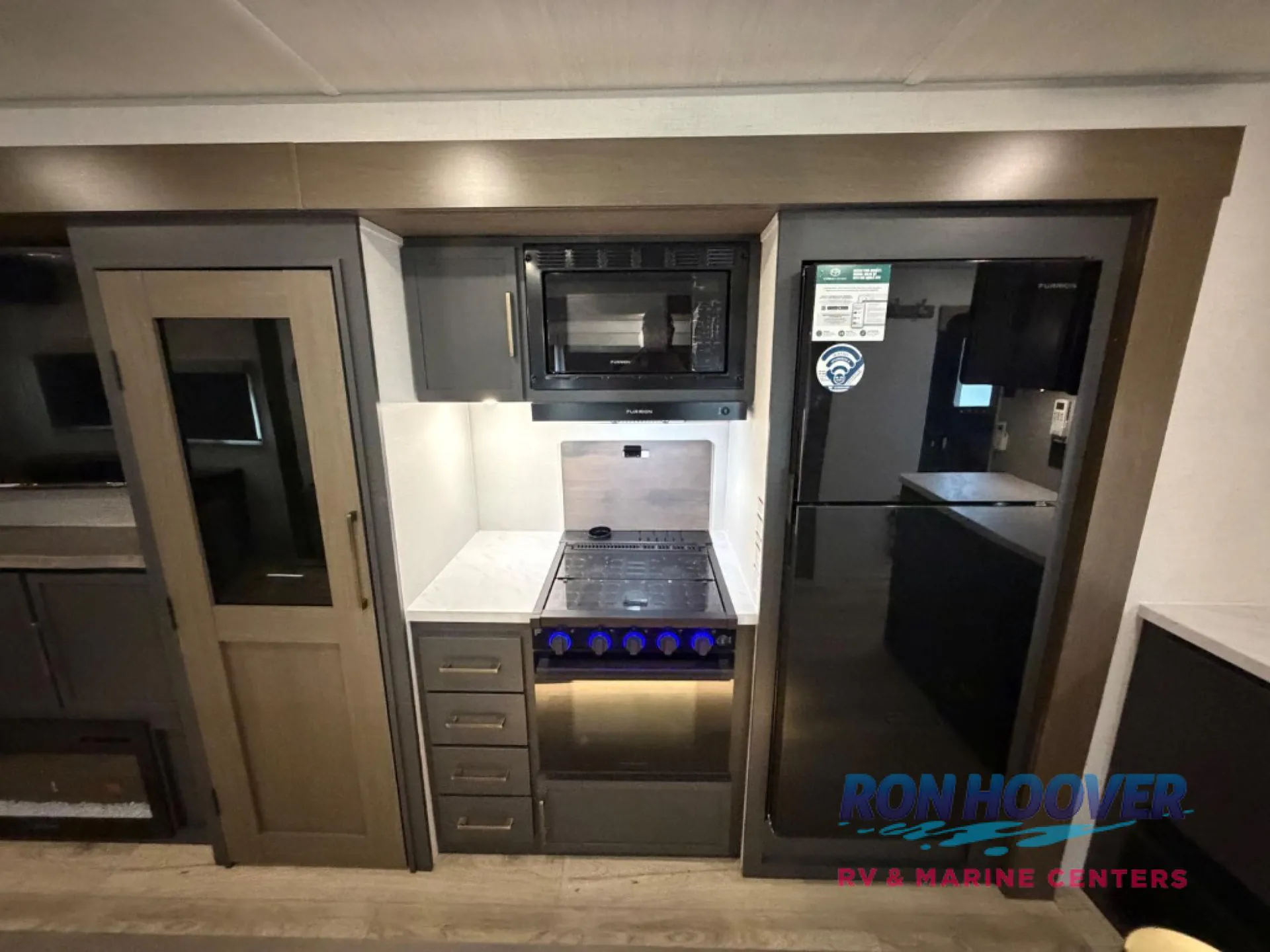 2027 Forest River Grand Surveyor 305RLBS — Photo 7