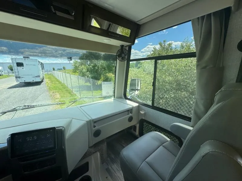 2022 Thor Motor Coach Hurricane 35M - Photo 3