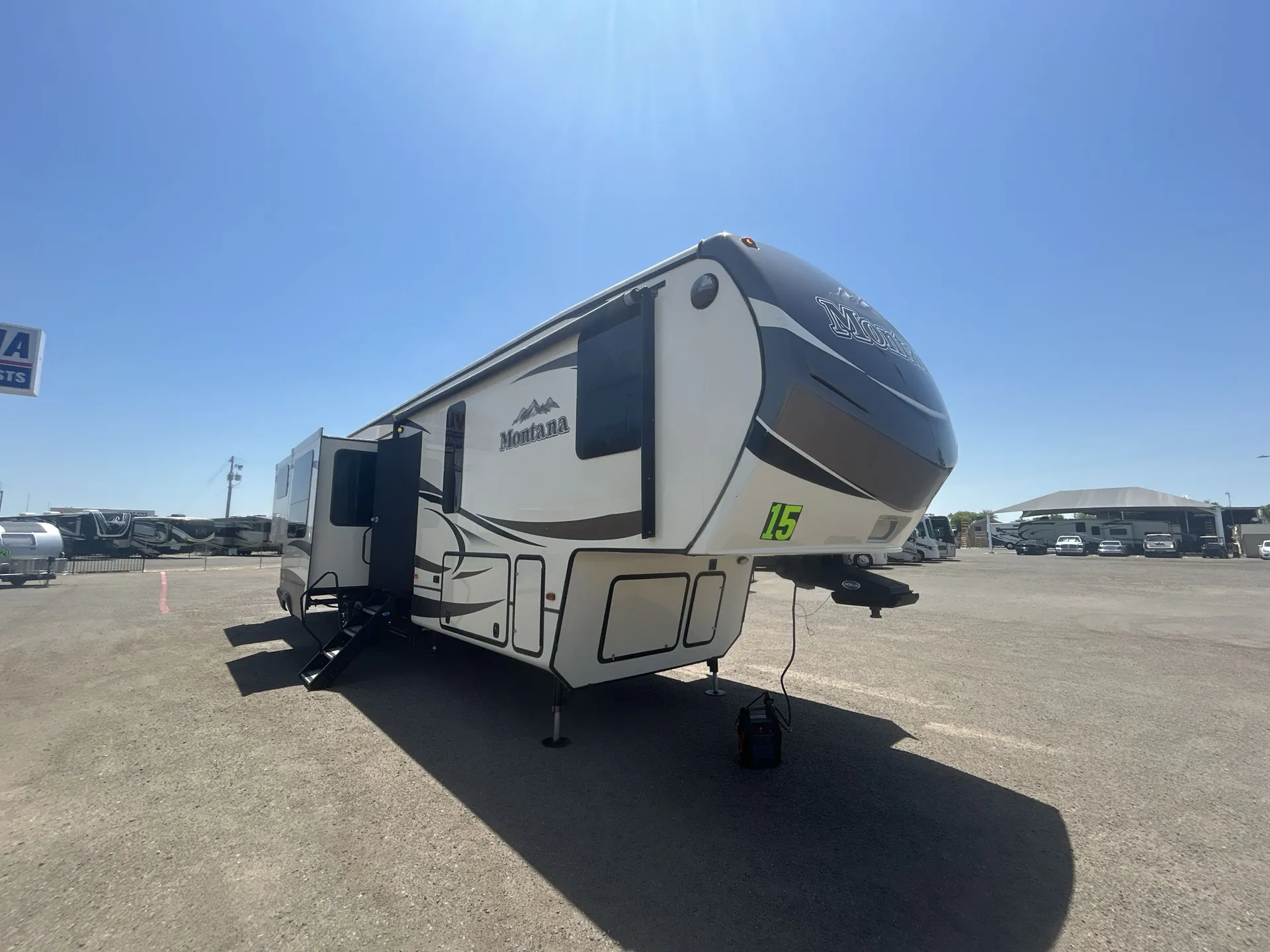 2015 Keystone Montana 3790RD - Photo 2