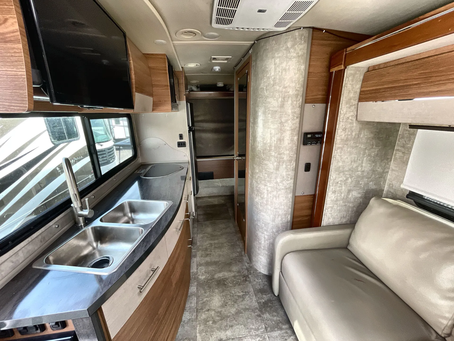 2015 Winnebago View 24G — living area main
