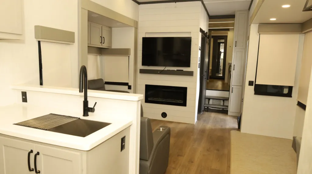 2025 Palomino Columbus 384RKH - Photo 3