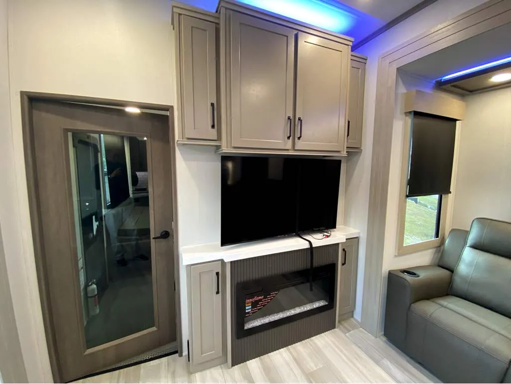 2026 Grand Design Momentum M-Class 414M, Photos photo 19