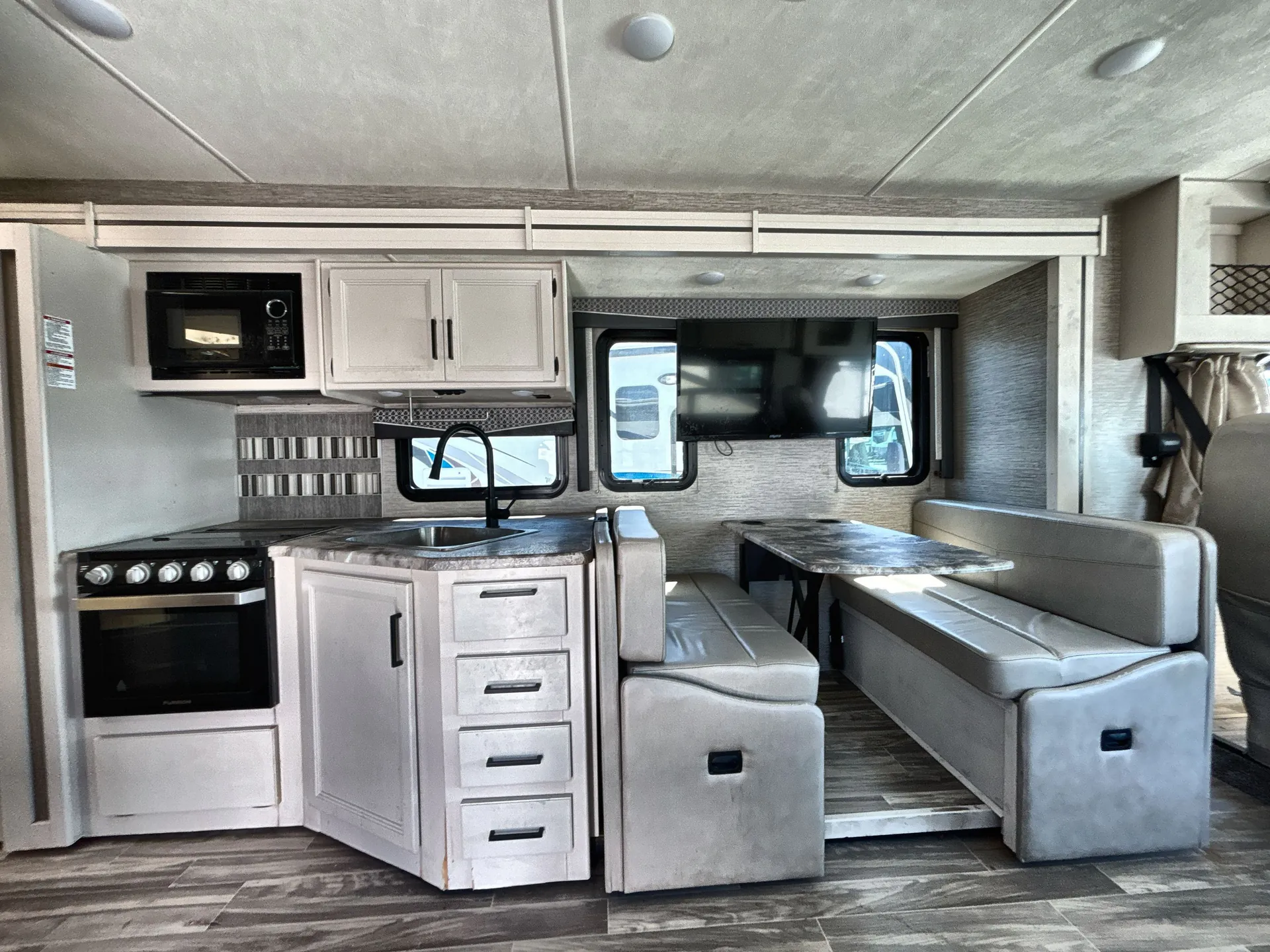 2021 Thor Motor Coach Ace 32.3 — living area main