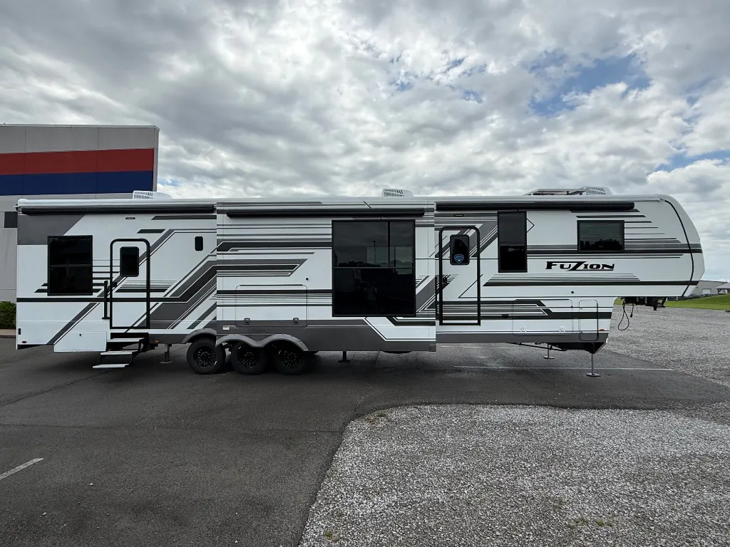 2025 Keystone Fuzion 432 - Photo 3