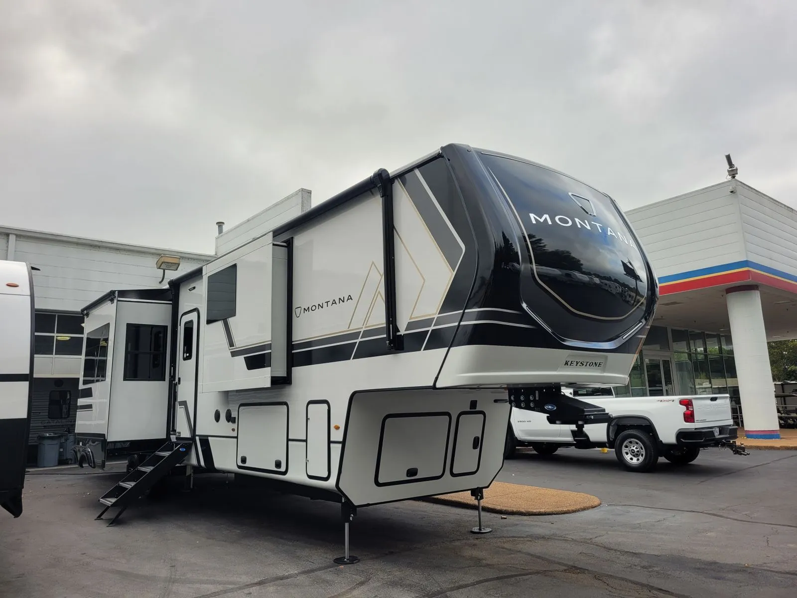 2026 Keystone Montana 3901RK - Photo 2